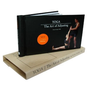 Yoga: The Art Of Adjusting - Compact Edition (23 x 12.5 x 1.5cm)