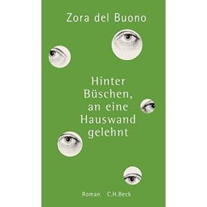 Hinter Büschen, an eine Hauswand gelehnt