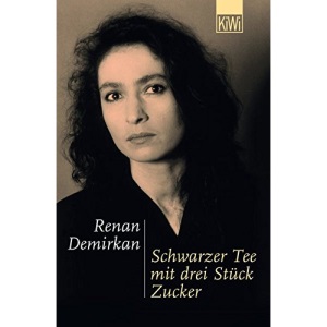 Schwarzer Tee mit drei Stück Zucker.